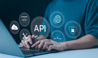 API Uygulama Programlama Arayüz Kavramı. Bir programcı, API geliştirme, güvenlik ve bulut hesaplamasını temsil eden dijital simgelerle etkileşime geçerek bir dizüstü bilgisayara yazı yazar. Uygulama Yazılım Aracı,