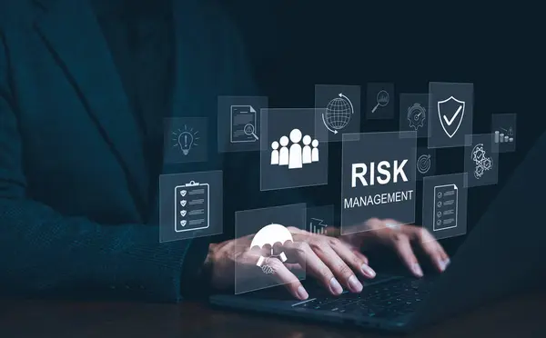 Şirket risk yönetimi stratejisi konsepti. Bir iş adamı bilgisayar ekranındaki kritik strateji simgeleriyle sanal risk yönetimi arayüzünü analiz ediyor. Risk değerlendirmesini analiz et, finansal analiz yap,