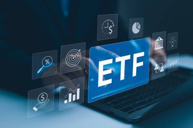 ETF Yatırım Konsepti. İşadamı, dijital simgeli dizüstü bilgisayar, takas fonları, yatırım stratejileri, finansal büyüme ve modern finans teknolojisini temsil ediyor. Borsa endeks fonu,