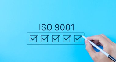 ISO 9001 Kalite Güvencesi Kontrol Listesi Konsepti. ISO 9001 mavi arka plan sertifikası için el işaretleme kutuları, kalite yönetimi ve güvence standartlarını sembolize eder. Kalite kontrol süreçleri,