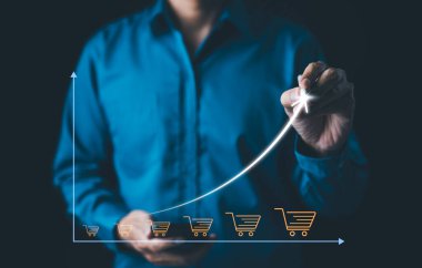 Etrade, Online satış işi büyüme konsepti. İş adamı, daha büyük alışveriş arabalarıyla satış grafiği çiziyor. Uzun vadeli yatırım hedefi, Dijital Pazarlama Stratejileri,