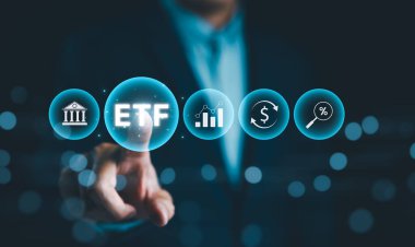ETF Yatırım Konsepti. Borsa Ticaret Fonu, ETF simgelerine sahip İşadamı, döviz kurları, para ve faiz oranları gibi finansal ve yatırım kavramlarını temsil ediyor. Borsa endeks fonu,