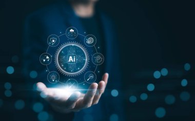 Yapay Zeka Teknolojisi Konsepti. Yapay zeka uygulamalarının teknoloji, yenilik ve veri işleme alanlarında dijital arayüzü elinde tutan iş adamı,