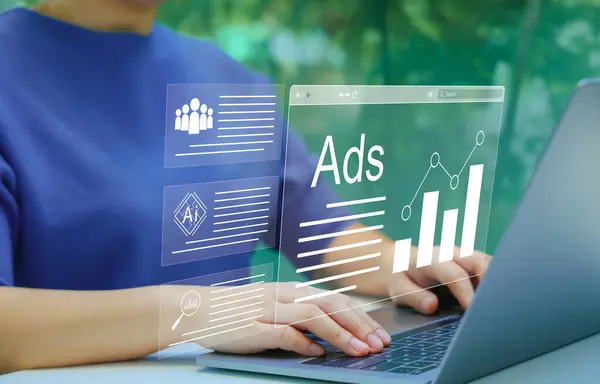 Çevrimiçi Reklam Kampanyaları Yapay Zeka Analizi. Dijital pazarlama konsepti. Sanal ekran ve grafikleri olan dizüstü bilgisayar kullanan kişi, dijital pazarlama ve çevrimiçi reklam analizinde yapay zeka teknolojisi. AD,