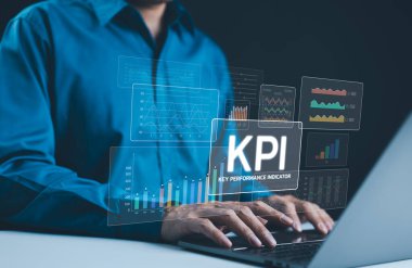 KPI, Anahtar Performans Göstergeleri Analizi. Çeşitli grafikler, grafikler, gösterim veri analizi ve performans izleme ile anahtar performans göstergelerini (KPI) analiz etmek için dijital ekran kullanan işadamı.
