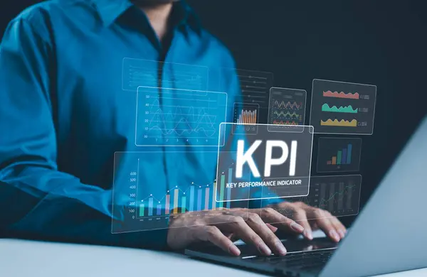KPI, Anahtar Performans Göstergeleri Analizi. Çeşitli grafikler, grafikler, gösterim veri analizi ve performans izleme ile anahtar performans göstergelerini (KPI) analiz etmek için dijital ekran kullanan işadamı.