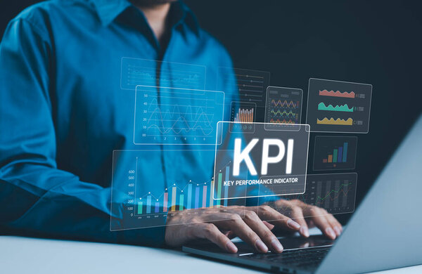 KPI, Анализ ключевых показателей эффективности. Бизнесмен, использующий цифровой экран для анализа ключевых показателей эффективности (KPI) с помощью различных графиков, графиков, анализа данных и отслеживания производительности.