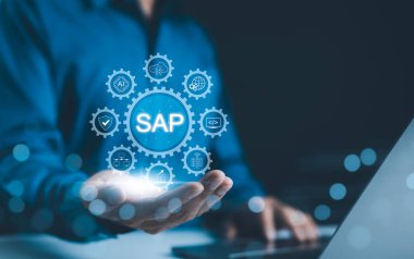 SAP Sistem Uygulama Ürünleri. İş süreci otomasyonu ve yönetim yazılımı kavramı. İş adamı SAP ile ilgili teknoloji simgeleri, iş süreci otomasyonu ve yönetim çözümlerini sundu.
