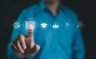 Çevrimiçi eğitim ve e-öğrenme kavramları. Bir adam e-öğrenme simgeleriyle etkileşime geçiyor, bu da modern online eğitim yöntemlerini simgeliyor. çevrimiçi webinar öğrenme, video dersleri, eğitim kursu,