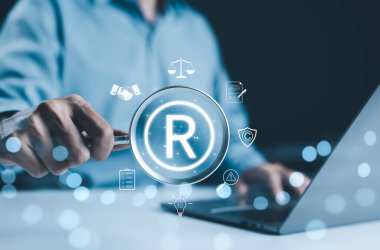 Tescilli marka, fikri mülkiyet kavramı. Bilgisayarda dijital simgelerle çalışan işadamı ticari markalar, telif hakları, patent, fikri mülkiyet yasası, iş dünyasında hukuki koruma kaydetti.