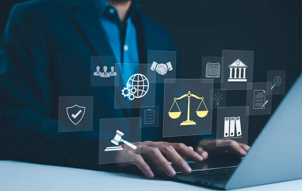 Adalet Simgeleri 'nde Hukuk Profesyoneli. Hukuku, adaleti ve hukuk hizmetlerini sembolize eden sanal simgelerle dizüstü bilgisayar kullanan hukukçu. İş mevzuatı, noter, internet üzerinden hukuki danışmanlık, avukat