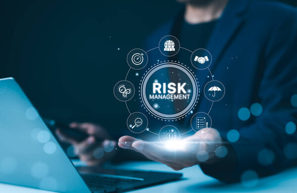 Концепция стратегии корпоративного управления рисками. Бизнесмен, показывающий виртуальный интерфейс управления рисками с критическими значками стратегии. Анализ оценки рисков, анализ финансового, делового риска, Компании,