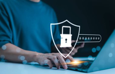 Siber güvenlik kavramı. Simge ve parola girdisini kilitle, siber güvenliği temsil eden dijital kalkan ikonu kullanan kişi, çevrimiçi güvenlik önlemleri, şifre koruması, veri gizliliği,