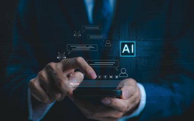 Yapay Zeka veya Yapay Zeka teknolojisiyle sohbet et. Adam akıllı bir yapay zekayla akıllı telefon konuşmaları yapıyor ve istediği cevapları soruyor. Akıllı yardımcı fütürist, ChatGPT,