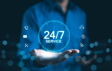 7 gün 24 saat müşteri hizmetleri ve destek konsepti. 7 / 24 müşteri hizmetleri, telefon, e-posta, sohbet, teknik destek, yardım, iletişim, çağrı merkezi için sanal simgeler sunan işadamı, 24 saat