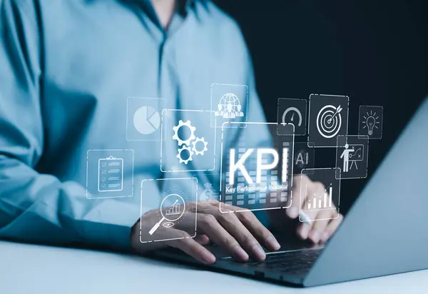 KPI, Analiz anahtar performans göstergeleri, iş büyümesi, anahtar performans göstergelerini (KPI) simgeler, veri grafikleri, vitesler, iş hedefleri, performans takibi analizi için dizüstü bilgisayar kullanan İşadamı,