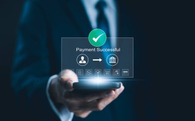 Çevrimiçi Dijital Bankacılık 'ta başarılı ödeme onayı. İş adamının elinde 