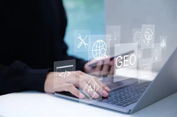 Jeo Konsepti. Çevrimiçi Pazarlama Stratejisi için Üretici Motor Optimizasyonu, Yapay Zeka, kodlama, modern çevrimiçi pazarlama ve reklam stratejilerini temsil eden simgelerle dizüstü bilgisayarda yazan Eller. AI araması,