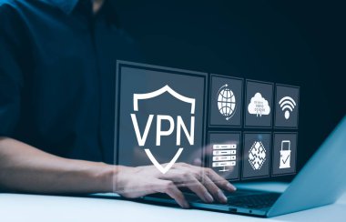 VPN Sanal Özel Ağ Protokolü, VPN teknolojisi ve siber güvenlik simgelerini gösteren ve güvenli internet erişimi ve veri korumasını temsil eden bir dizüstü bilgisayar kullanan bir kişi. Uygulama VPN,