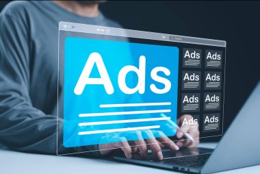 Çevrimiçi Reklam Kampanyaları Analizi Ediliyor. Ekranda birden fazla dijital reklam penceresi olan bir dizüstü bilgisayar kullanan bir kişi çevrimiçi reklam analizini ve kampanya yönetimini sembolize eder. AD web sitesinde, reklam kampanyası,