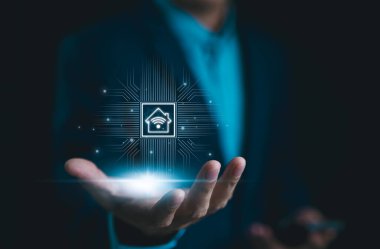 Akıllı Ev Teknolojisi, Üyelik Konsepti. İş adamı elinde akıllı ev teknolojisi ikonu sunuyor, IoT entegrasyonunu temsil ediyor. Bağlı yaşamın geleceği, ev otomasyonu. Uzaktan denetim,