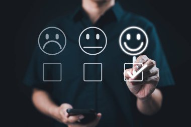 Müşteri memnuniyeti ve geri bildirim araştırma konsepti. Müşteri memnuniyeti anketinde olumlu geri bildirim yapan bir kişi mutlu bir yüz seçer. Müşteri deneyimi değerlendirmesi ve geri bildirim koleksiyonu.