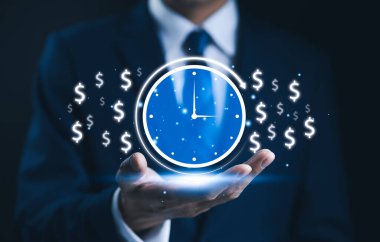 Zaman para konseptidir. Parlak saati elinde dolar işaretleriyle tutan iş adamı zaman yönetimi, verimlilik ve iş dünyasındaki zamanın değerini temsil ediyor. proje planlaması,