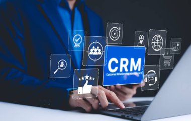 İş teknolojisi konsepti için CRM Müşteri İlişkileri Yönetimi. Müşteri ilişkileri yönetimi (CRM) yazılımı, müşteri hizmetlerini temsil eden simgeler, veri analizi, küresel bağlantı