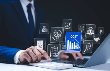 Maliyet azaltma işletme finans kavramı. Simgeli dizüstü bilgisayar kullanan bir iş adamı maliyet azaltma, finansal planlama ve stratejiyi temsil eder. kurumsal finans, maliyet yönetimi, etkili iş,