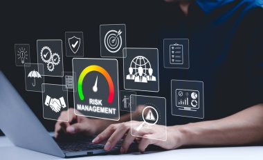 Şirket risk yönetimi stratejisi konsepti. Bir iş adamı bilgisayar ekranındaki kritik strateji simgeleriyle sanal risk yönetimi arayüzünü analiz ediyor. Risk değerlendirmesini analiz et, finansal analiz yap,