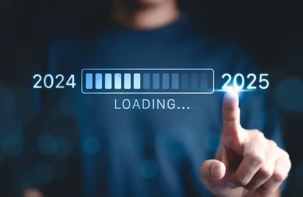 2024 'ten 2025' e ilerleme ve geçiş. Barın 2024 'ten 2025' e geçişine, ilerleme, gelecek planlama ve yeni yıl hedeflerine işaret eden bir kişi. yıllık planlama ve iş büyümesi.