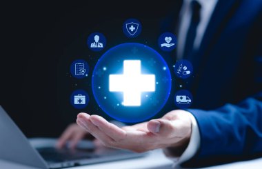 Sağlık sigortası ve tıbbi bakım konsepti. Artı sağlık sigortasını, sağlık hizmetlerini ve sağlık hizmetlerini temsil eden sağlık sembolleri içeren işaretler veya çapraz simgeler. Sağlık desteği ve korunması.