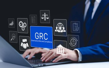 GRC Konsepti. Yönetim Riski ve Uyum, GRC yönetimi, risk, uyum ikonları, organizasyonel yönetim ve düzenleyici uygulamalara sahip İşadamı. Uygunsuzluk riskini ve iş ahlakını azaltmak,