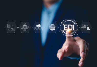EDI, Elektronik Veri Değişimi Konsepti. EDI (Elektronik Veri Değişimi) simgelerine dokunan işadamı, küresel veri transferi, dijital güvenlik, iş bağlamında bilgi alışverişi,