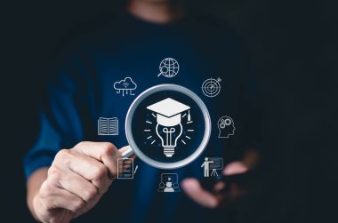E-öğrenme ve çevrimiçi eğitim teknolojisi kavramı. Bir kişi e-öğrenme, mezuniyet şapkası, ampul, yenilik, dijital eğitim, çevrimiçi öğrenim ve İnternet 'te öğrenim ikonları barındırıyor