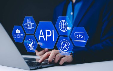API Uygulama Programlama Arayüz Kavramı. Bir programcı, API geliştirme, güvenlik ve bulut hesaplamasını temsil eden dijital simgelerle etkileşime geçerek bir dizüstü bilgisayara yazı yazar. Uygulama Yazılım Aracı,