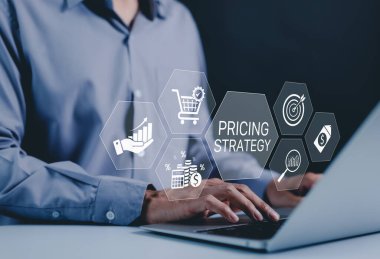 Fiyat Stratejisi ve İş Planlama Konsepti. İş adamı, karar verme mekanizması için fiyat stratejisi, finansal büyüme ve analizleri gösteren dijital simgelerle bir dizüstü bilgisayar üzerinde çalışıyor. E-ticaret, fiyat,
