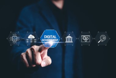 Dijital hükümet ve e-yönetim kavramı. İşadamı arayüz Dijital Yönetimi, veri yönetimi, teknoloji güdümlü kamu hizmetleri, güvenlik altyapısı, çevrimiçi yönetim ile etkileşim halindedir,