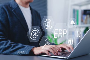 ERP Enterprise Kaynak Planlama Sistemi konsepti. Dijital arayüz ERP (Enterprise Resource Planlama) simgelerine, iş otomasyonuna, veri entegrasyonuna, iş akışı yönetimine sahip bir iş adamı,