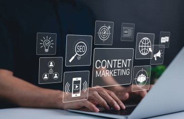İçerik pazarlama ve SEO dijital strateji kavramı. İçerik pazarlama ikonları, SEO ve dijital reklamlarla dolu bir dizüstü bilgisayarda çalışan bir iş adamı. Online pazarlama, marka tanıtımı, seyirci katılımı,