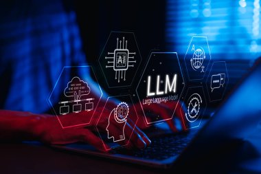 LLM Büyük Dil Modeli ve Yapay Zeka teknolojisi kavramı. LLM arayüz simgeleri, yapay zeka, derin öğrenme, makine öğrenme, doğal dil işleme, Chat Al, Chatbot ile çalışan adam,