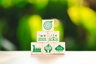 Sürdürülebilir enerji ve çevre koruma kavramı. Sürdürülebilirlik simgesi, yenilenebilir enerji, çevre dostu endüstri, karbondioksit azaltımı, çevre koruma, net sıfır