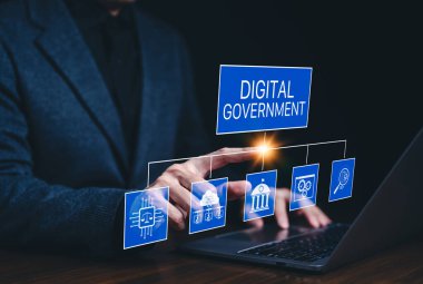 Dijital hükümet ve e-yönetim kavramı. Dijital hükümet simgelerine sahip dizüstü bilgisayar kullanan profesyonel iş adamları, e-yönetimi, çevrimiçi kamu hizmetleri ve teknoloji güdümlü yönetim.