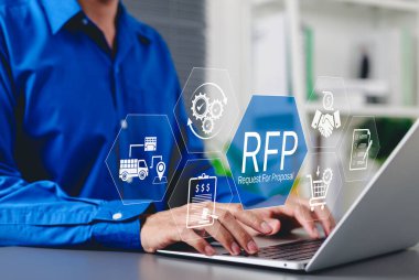 RFP, Teklif İş Konsepti Talebi. İş adamı, satın alma, teklif, sözleşme yönetimi ve lojistik de dahil olmak üzere, Teklif Talebi (RFP) sürecini temsil eden bir simgeyle dizüstü bilgisayarda çalışıyor.