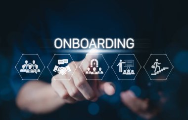 Çalışan Biniş ve Eğitim Konsepti. İşe alım, eğitim, entegrasyon ve kariyer büyümesini temsil eden iş simgesiyle 