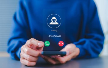 Dolandırıcılık ve sahtekarlık konsepti. Bilinmeyen numaradan aranan bir adam cep telefonu tutuyor. Dolandırıcı ya da yabancı, sahte kimlikli bir sahtekar, telefon şakacısı, anonim, akıllı telefon, istenmeyen, spam,