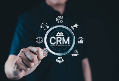 Müşteri İlişkileri Yönetimi için CRM Sistemi. Bir kişi iş dünyasındaki müşteri ilişkileri yönetimini gösteren destek, analitik, pazarlama ve geri bildirim için CRM arayüz simgeleriyle etkileşime girer.