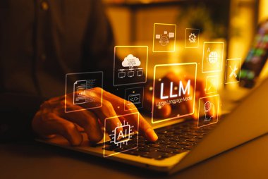 LLM Büyük Dil Modeli ve Yapay Zeka teknolojisi kavramı. LLM arayüz simgeleri, yapay zeka, derin öğrenme, makine öğrenme, doğal dil işleme, Chat Al, Chatbot ile çalışan adam,