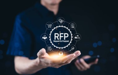 RFP, Teklif İş Konsepti Talebi. Satın alma, finans, teklif, sözleşme, anlaşma, planlama ve lojistik yönetimini temsil eden el ele tutuşan RFP (Teklif Talebi) simgeleri.