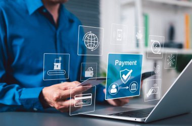 Güvenli Çevrimiçi Ödeme İşlem Süreci kavramı. İşadamı, dijital arayüz ile onaylama işareti ile kredi kartı kullanarak güvenli online ödemeyi onaylıyor. İnternet bankacılığı, fintech,